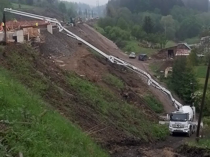 Betónpumpa s ramenom vedeným po svahu pri betonáži